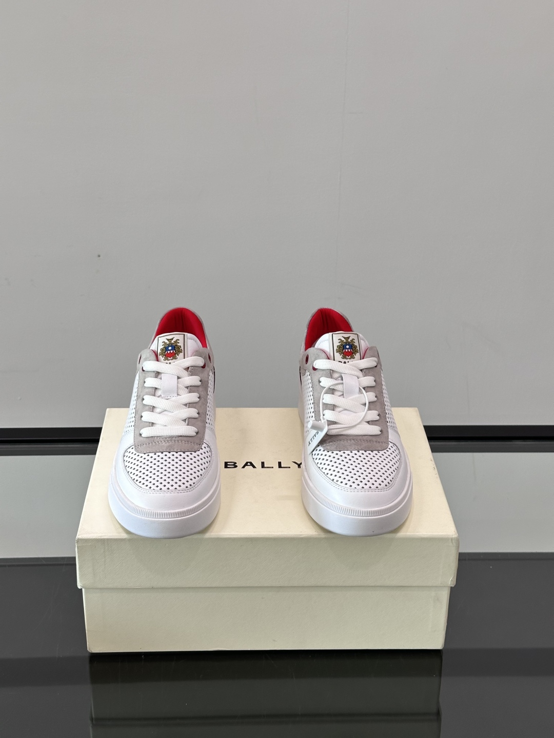 BALLY/巴利 男士新款皮革休闲运动鞋，这款运动鞋采用进口小牛皮制成，搭配经典橡胶鞋底，在永恒的设计中