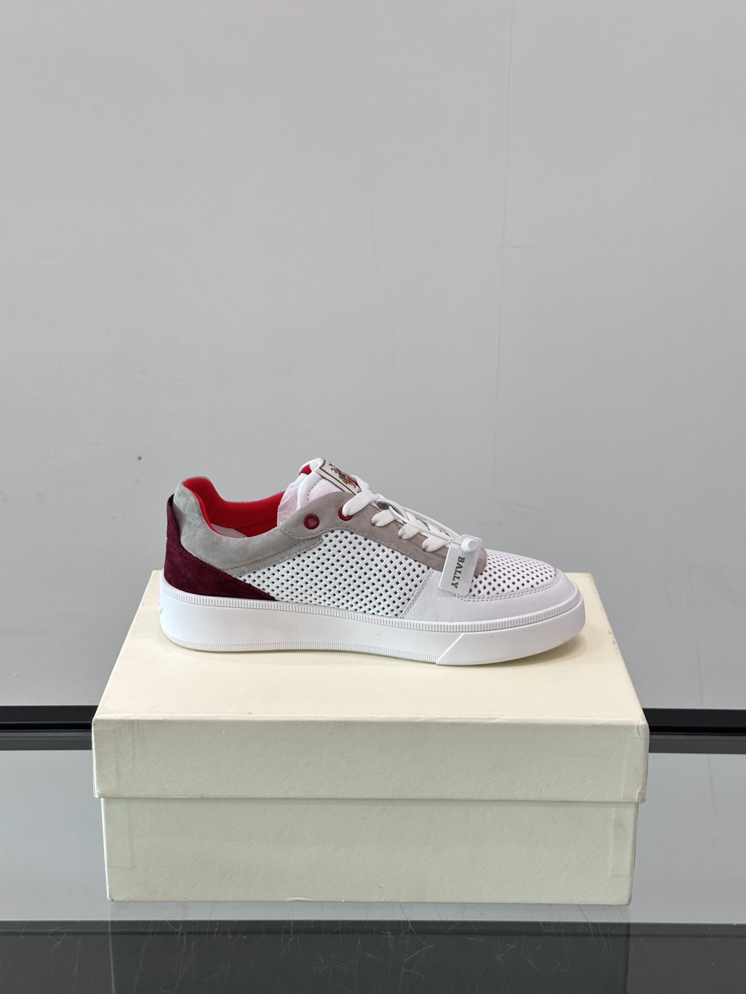 BALLY/巴利 男士新款皮革休闲运动鞋，这款运动鞋采用进口小牛皮制成，搭配经典橡胶鞋底，在永恒的设计中