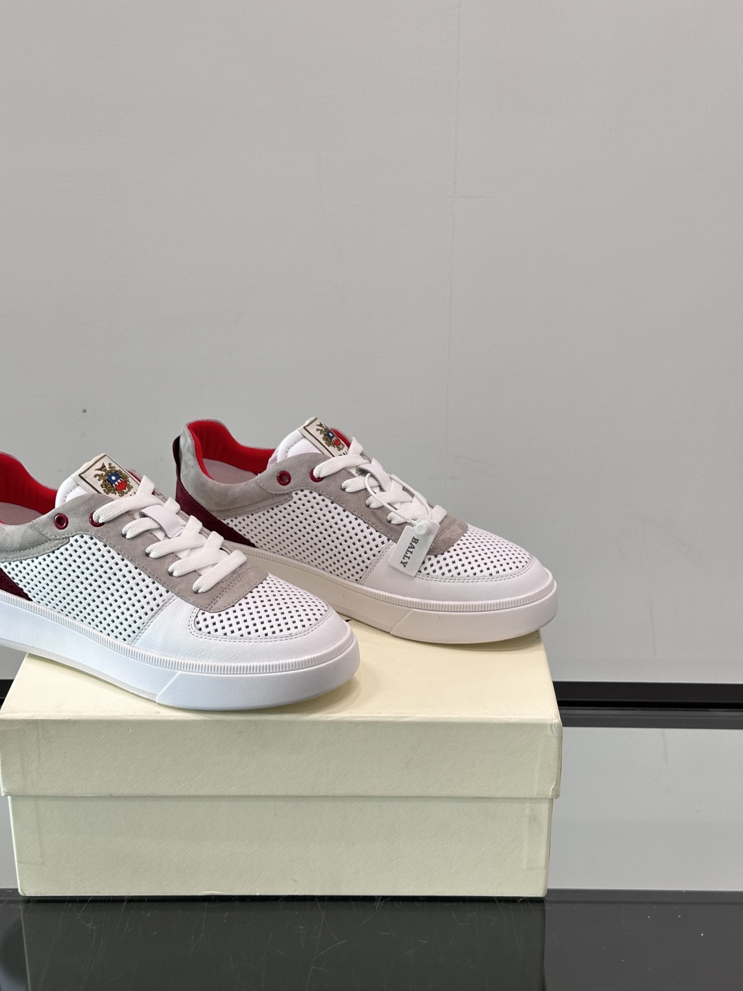 BALLY/巴利 男士新款皮革休闲运动鞋，这款运动鞋采用进口小牛皮制成，搭配经典橡胶鞋底，在永恒的设计中