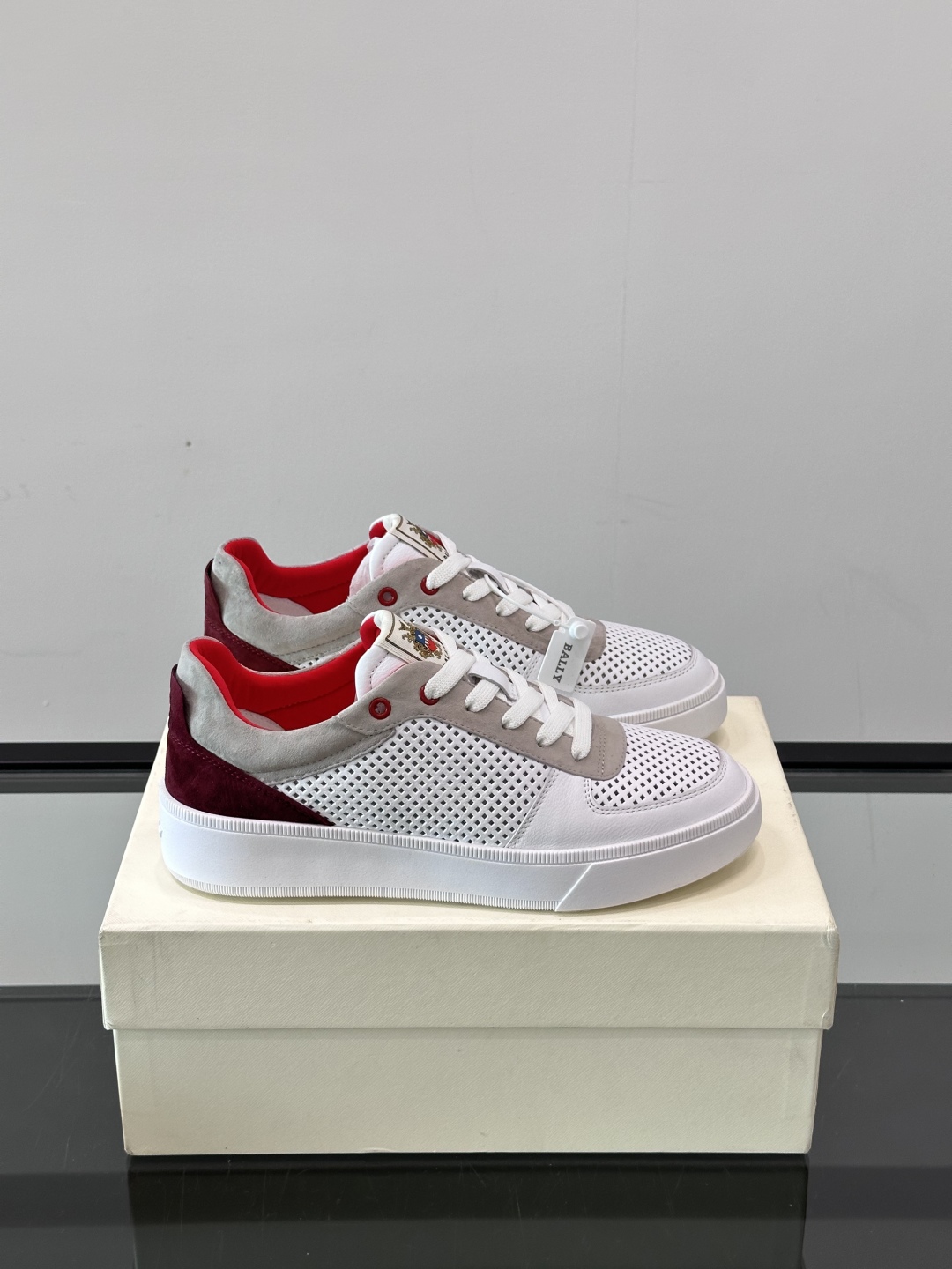 BALLY/巴利 男士新款皮革休闲运动鞋，这款运动鞋采用进口小牛皮制成，搭配经典橡胶鞋底，在永恒的设计中