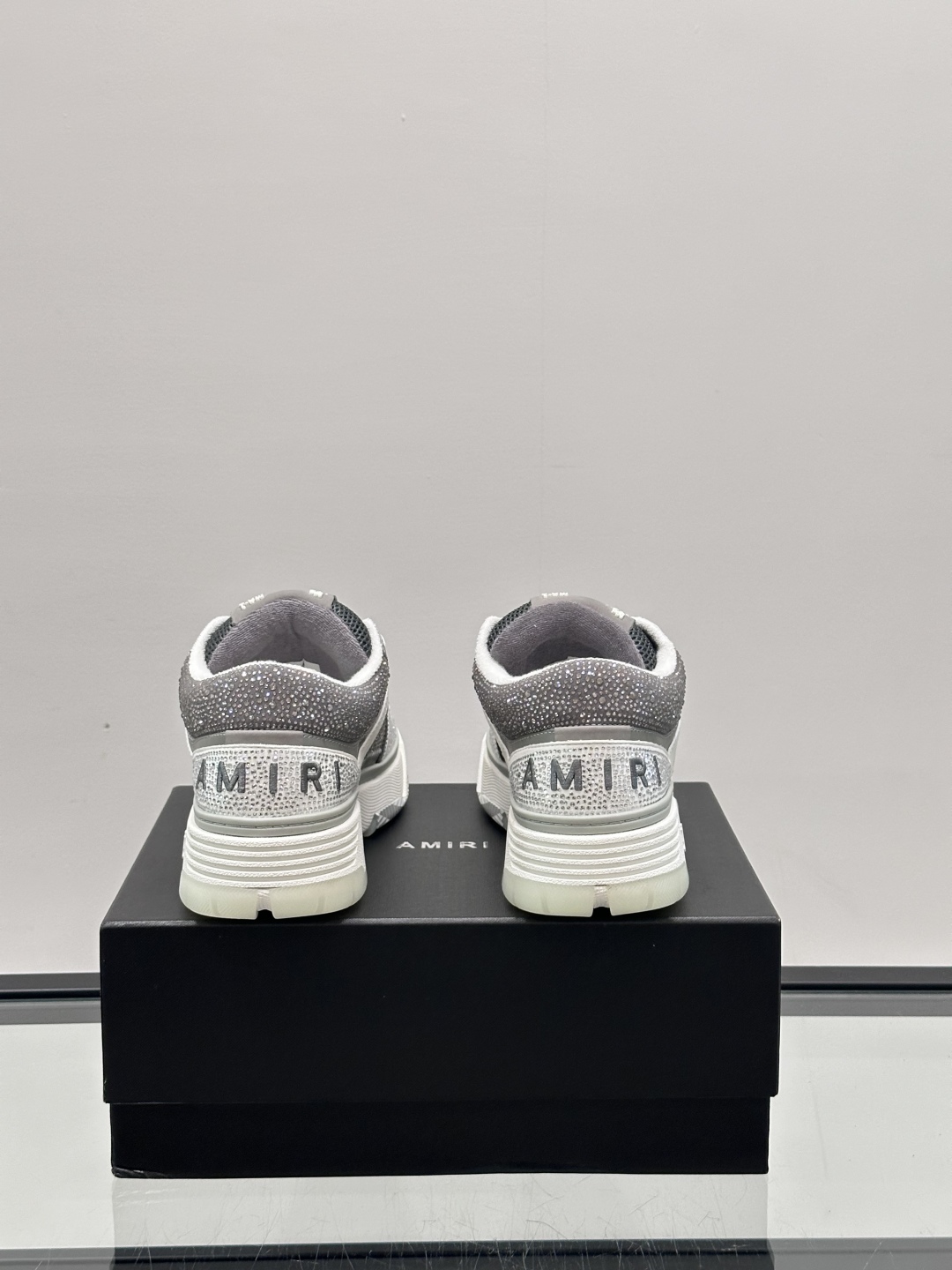 AMIRI🆕水钻面包鞋👞春夏系列新款球鞋，男士厚底面包鞋，面包鞋的大舌头设计非常特别，加厚大底，圆润的鞋