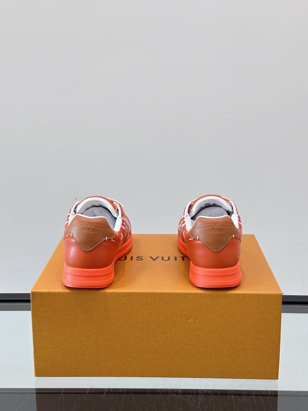 LV 🫏BUTTERSOFT运动鞋的多彩诠释结合了羊皮、LV BUTTERSOFT运动鞋的多彩诠释结合了