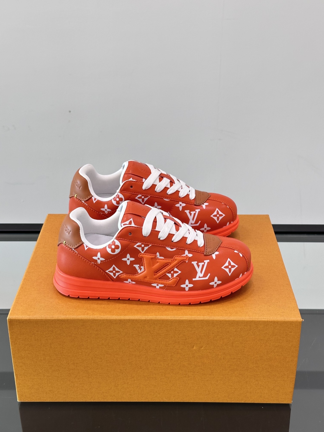 LV 🫏BUTTERSOFT运动鞋的多彩诠释结合了羊皮、LV BUTTERSOFT运动鞋的多彩诠释结合了