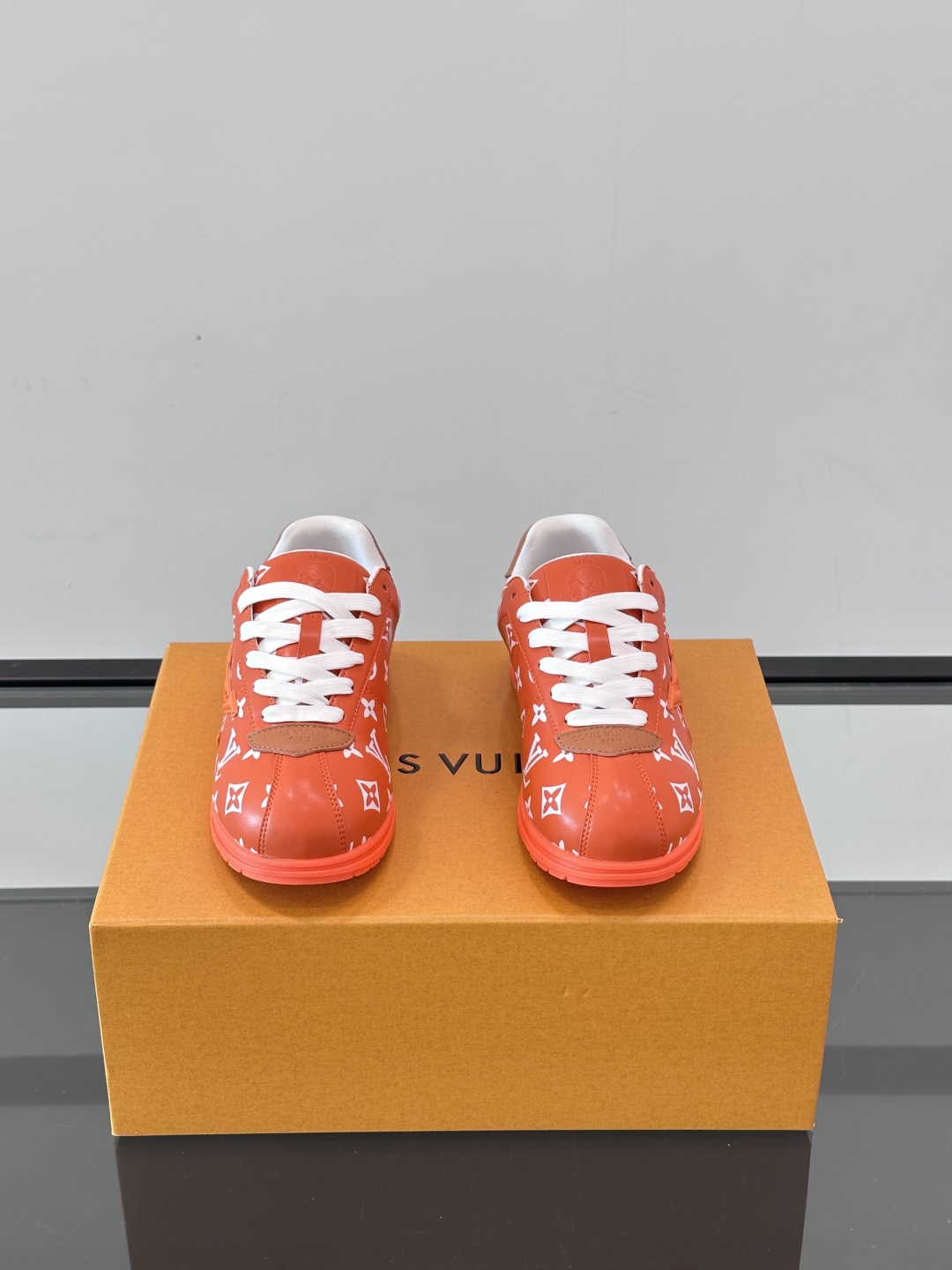 LV 🫏BUTTERSOFT运动鞋的多彩诠释结合了羊皮、LV BUTTERSOFT运动鞋的多彩诠释结合了
