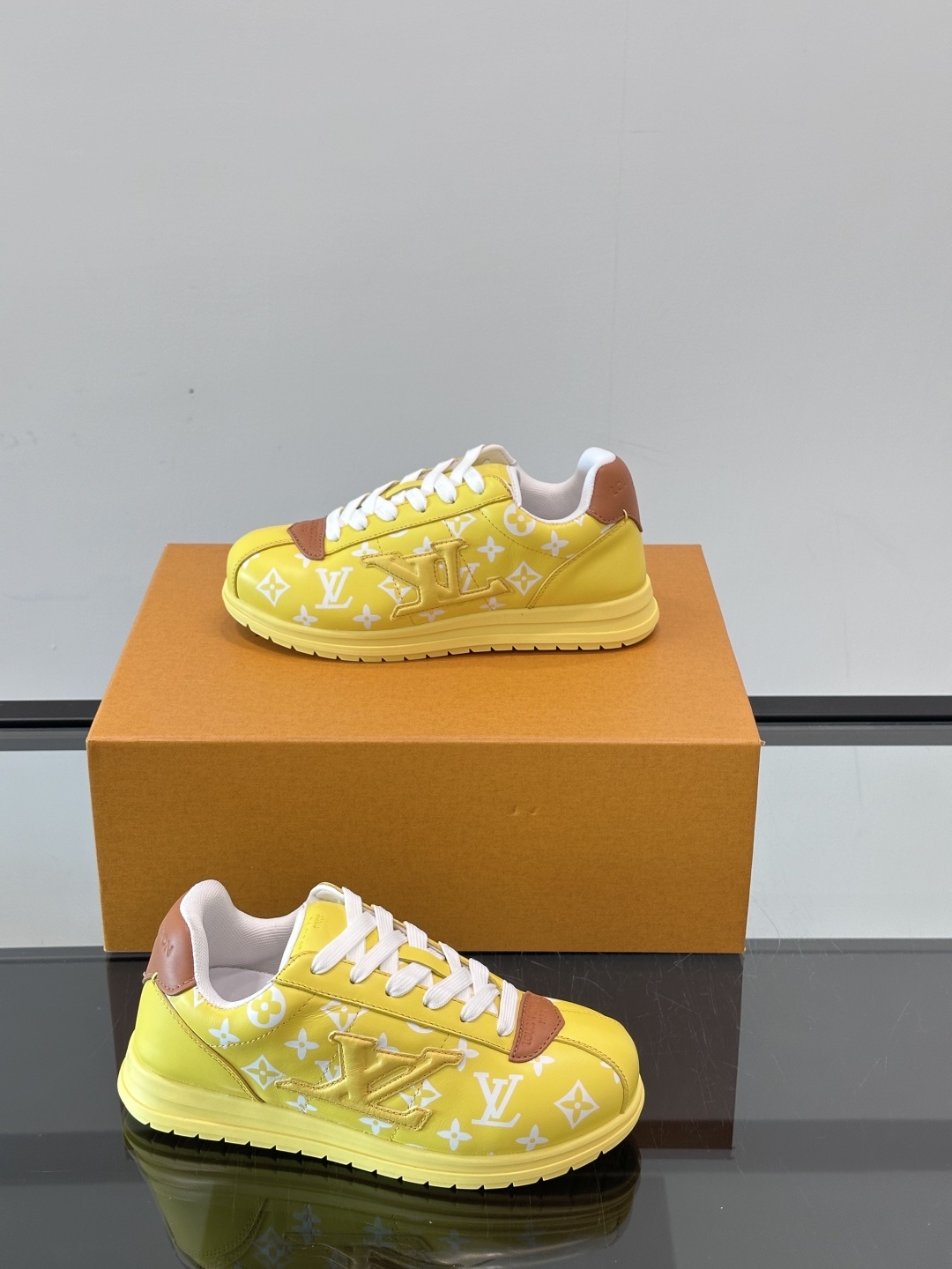 LV 🫏BUTTERSOFT运动鞋的多彩诠释结合了羊皮、LV BUTTERSOFT运动鞋的多彩诠释结合了