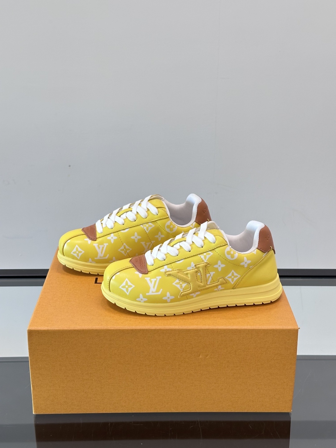 LV 🫏BUTTERSOFT运动鞋的多彩诠释结合了羊皮、LV BUTTERSOFT运动鞋的多彩诠释结合了