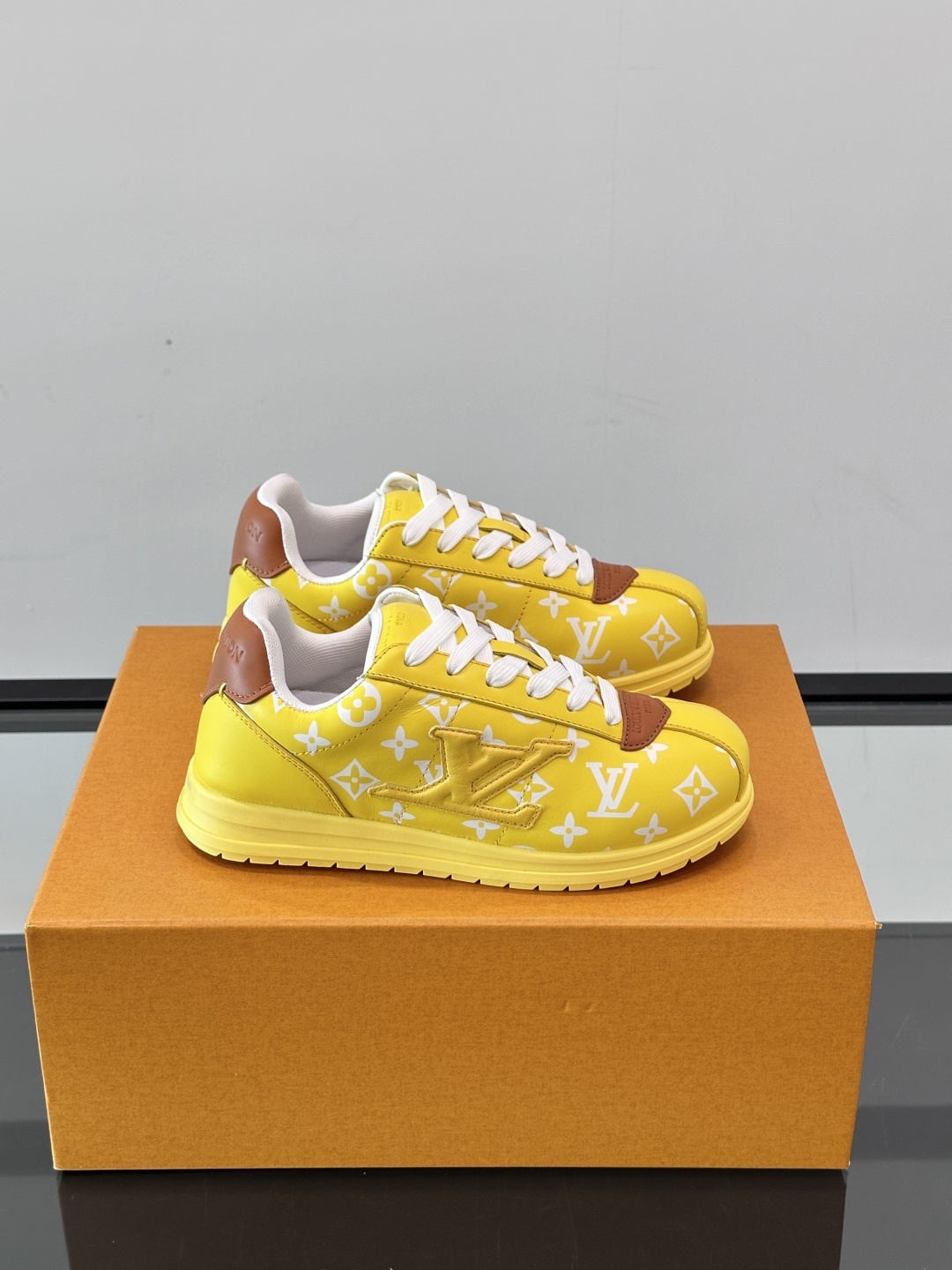 LV 🫏BUTTERSOFT运动鞋的多彩诠释结合了羊皮、LV BUTTERSOFT运动鞋的多彩诠释结合了
