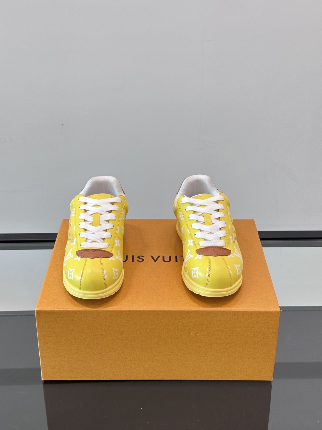 LV 🫏BUTTERSOFT运动鞋的多彩诠释结合了羊皮、LV BUTTERSOFT运动鞋的多彩诠释结合了
