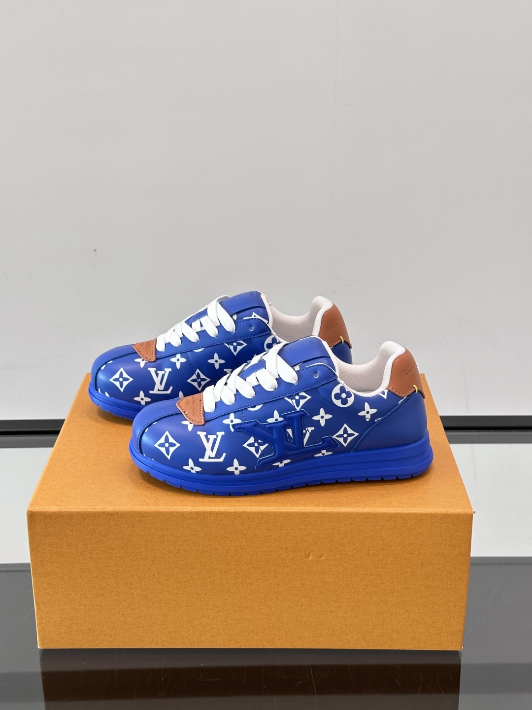 LV 🫏BUTTERSOFT运动鞋的多彩诠释结合了羊皮、LV BUTTERSOFT运动鞋的多彩诠释结合了