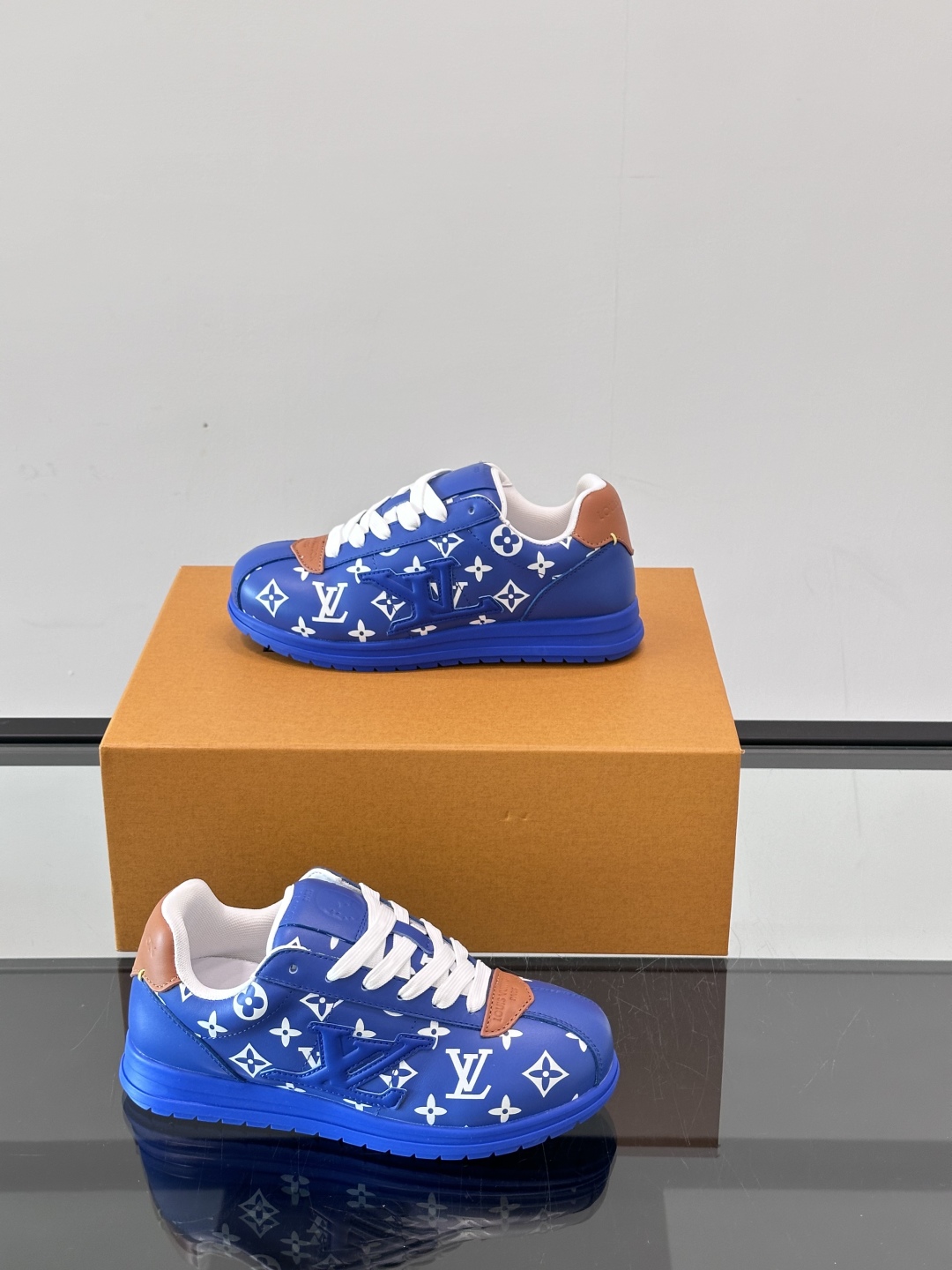 LV 🫏BUTTERSOFT运动鞋的多彩诠释结合了羊皮、LV BUTTERSOFT运动鞋的多彩诠释结合了