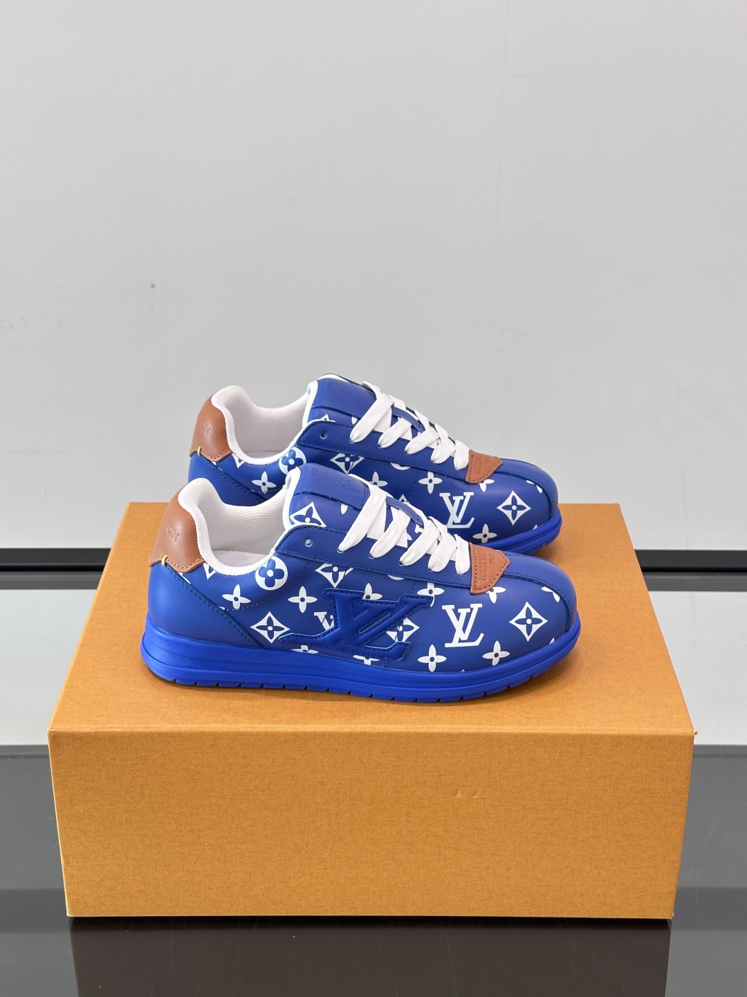 LV 🫏BUTTERSOFT运动鞋的多彩诠释结合了羊皮、LV BUTTERSOFT运动鞋的多彩诠释结合了