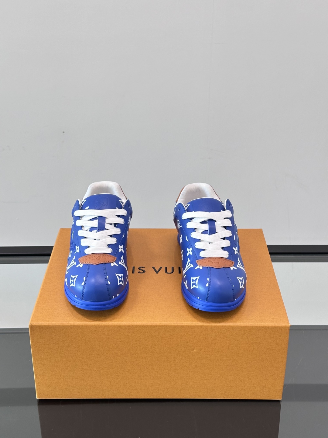 LV 🫏BUTTERSOFT运动鞋的多彩诠释结合了羊皮、LV BUTTERSOFT运动鞋的多彩诠释结合了