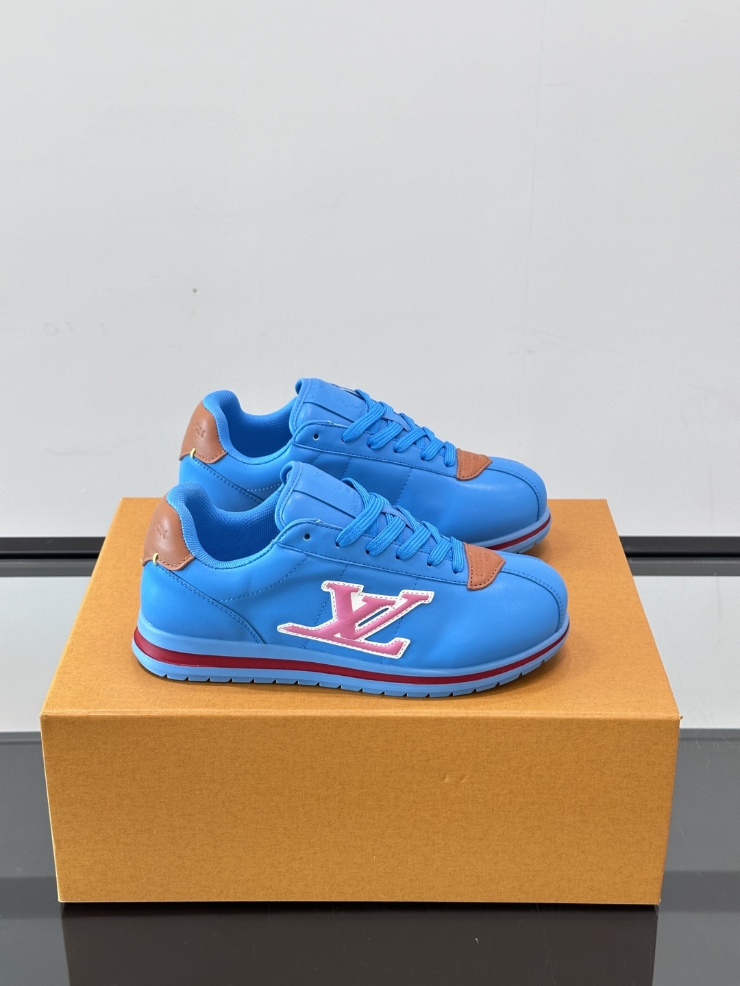 LV 🫏BUTTERSOFT运动鞋的多彩诠释结合了羊皮、LV BUTTERSOFT运动鞋的多彩诠释结合了