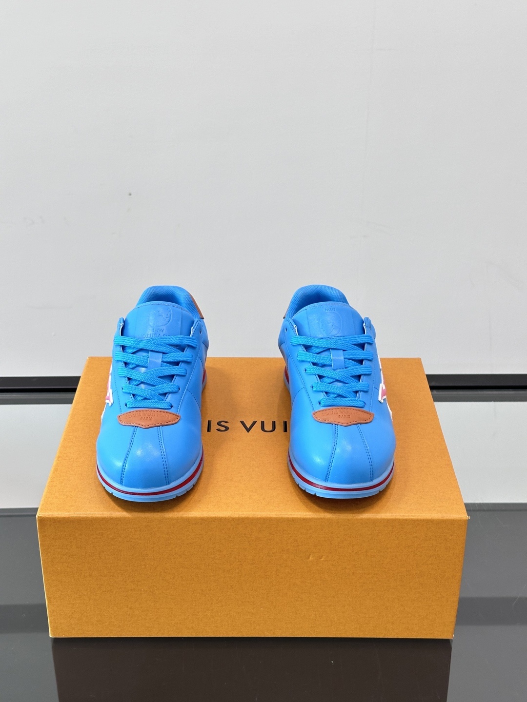 LV 🫏BUTTERSOFT运动鞋的多彩诠释结合了羊皮、LV BUTTERSOFT运动鞋的多彩诠释结合了