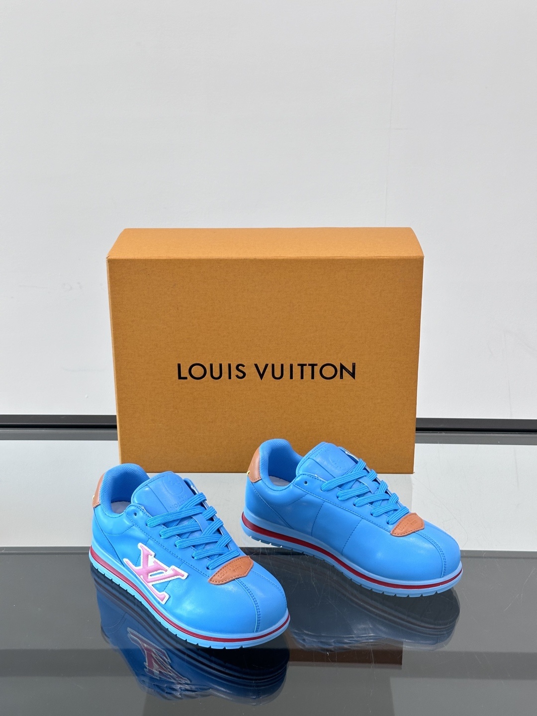 LV 🫏BUTTERSOFT运动鞋的多彩诠释结合了羊皮、LV BUTTERSOFT运动鞋的多彩诠释结合了