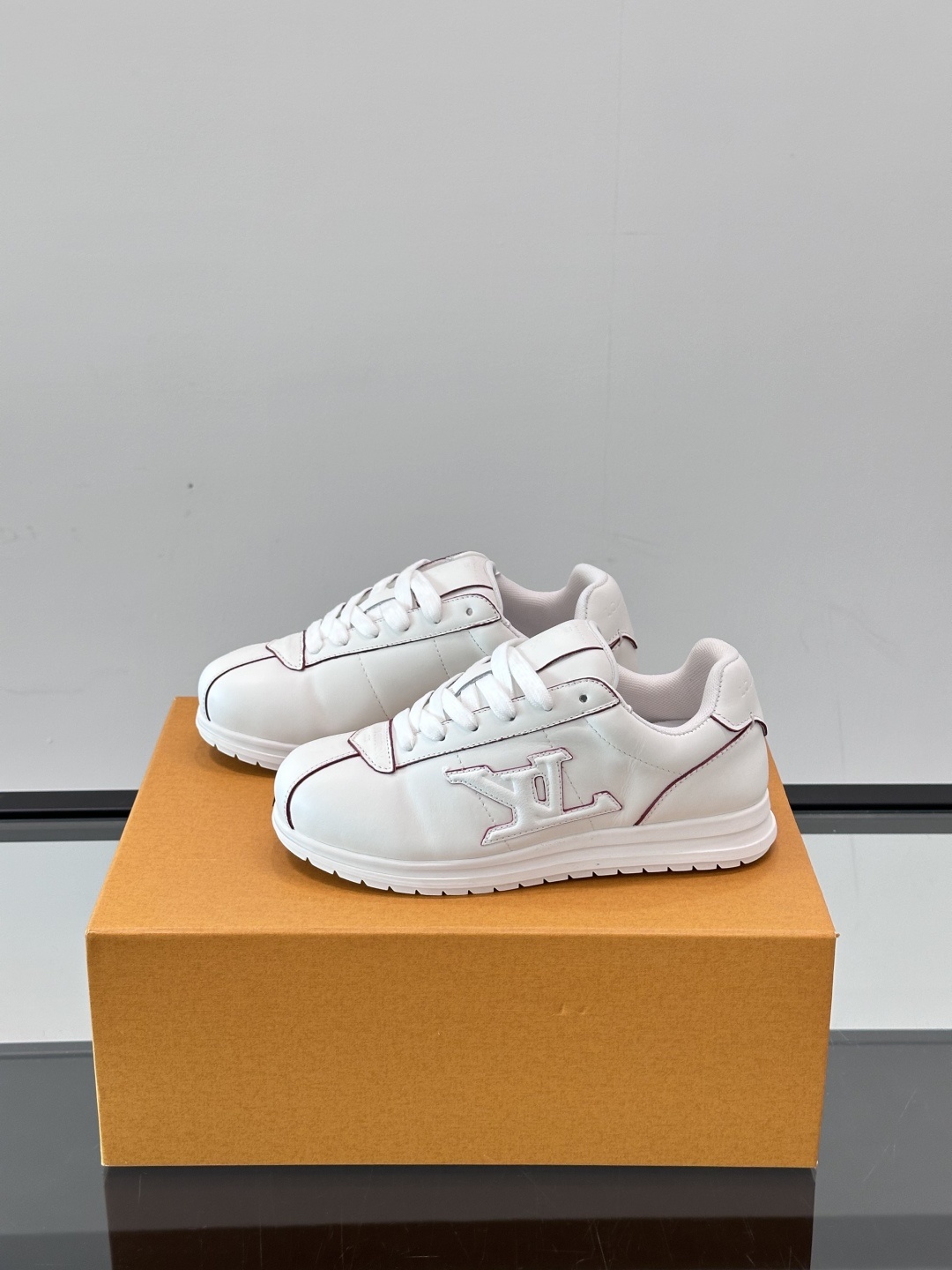 LV 🫏BUTTERSOFT运动鞋的多彩诠释结合了羊皮、LV BUTTERSOFT运动鞋的多彩诠释结合了