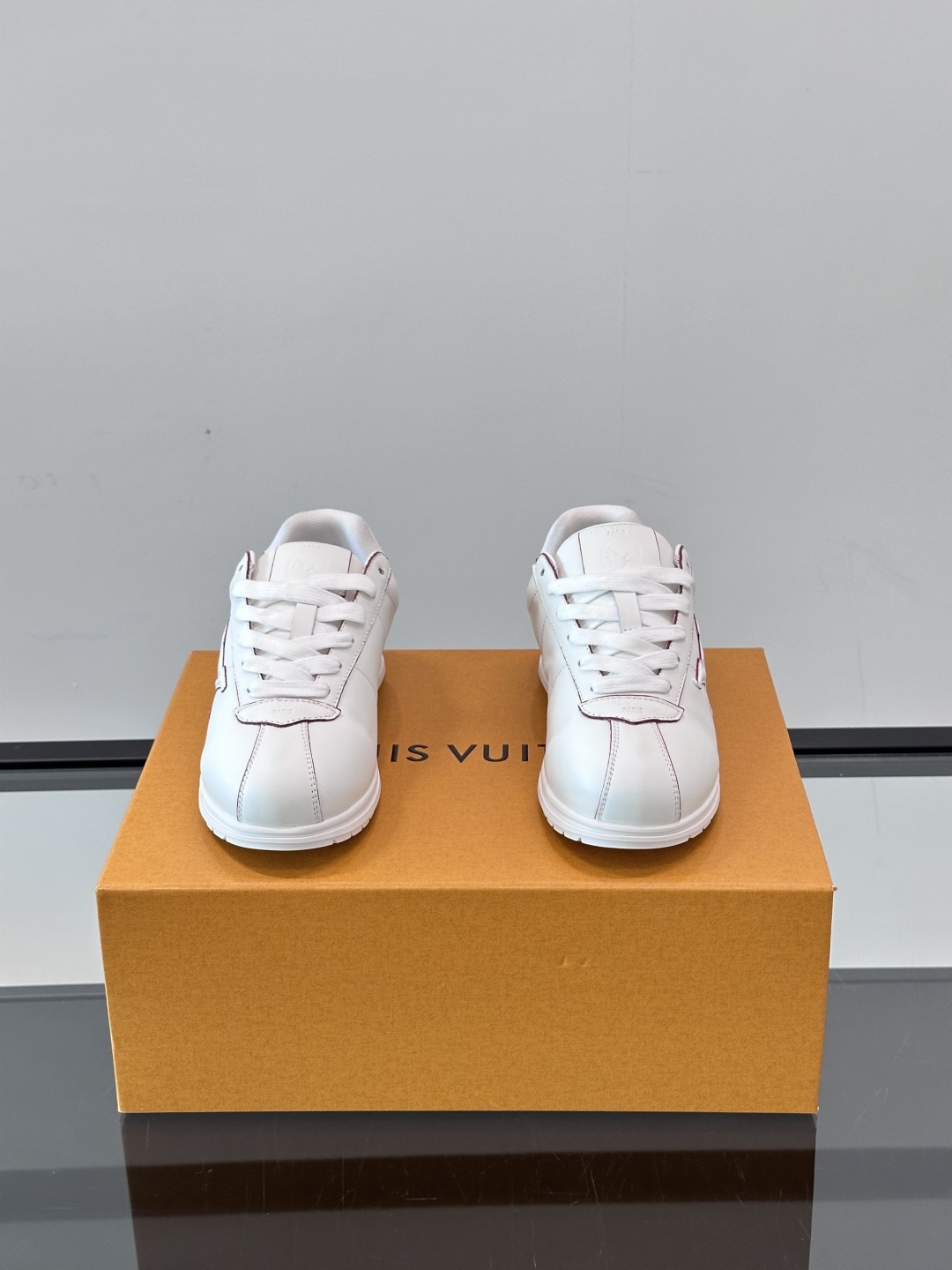 LV 🫏BUTTERSOFT运动鞋的多彩诠释结合了羊皮、LV BUTTERSOFT运动鞋的多彩诠释结合了