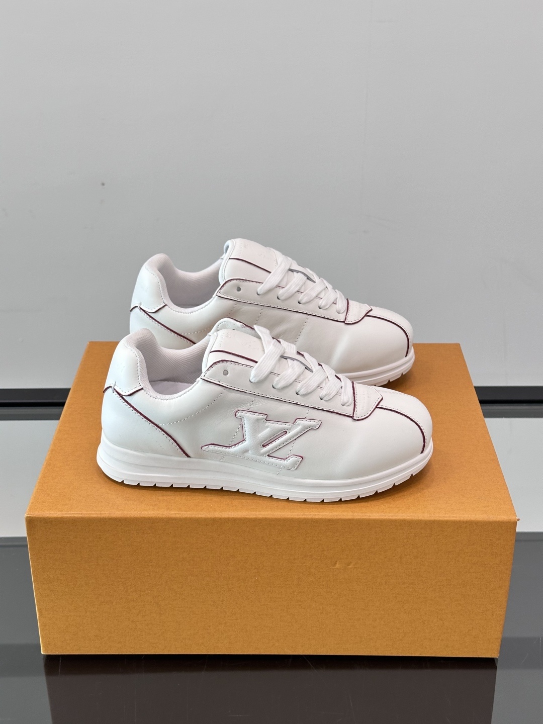 LV 🫏BUTTERSOFT运动鞋的多彩诠释结合了羊皮、LV BUTTERSOFT运动鞋的多彩诠释结合了