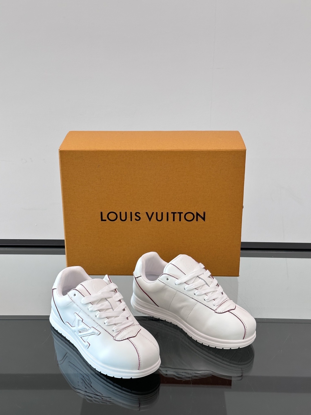 LV 🫏BUTTERSOFT运动鞋的多彩诠释结合了羊皮、LV BUTTERSOFT运动鞋的多彩诠释结合了