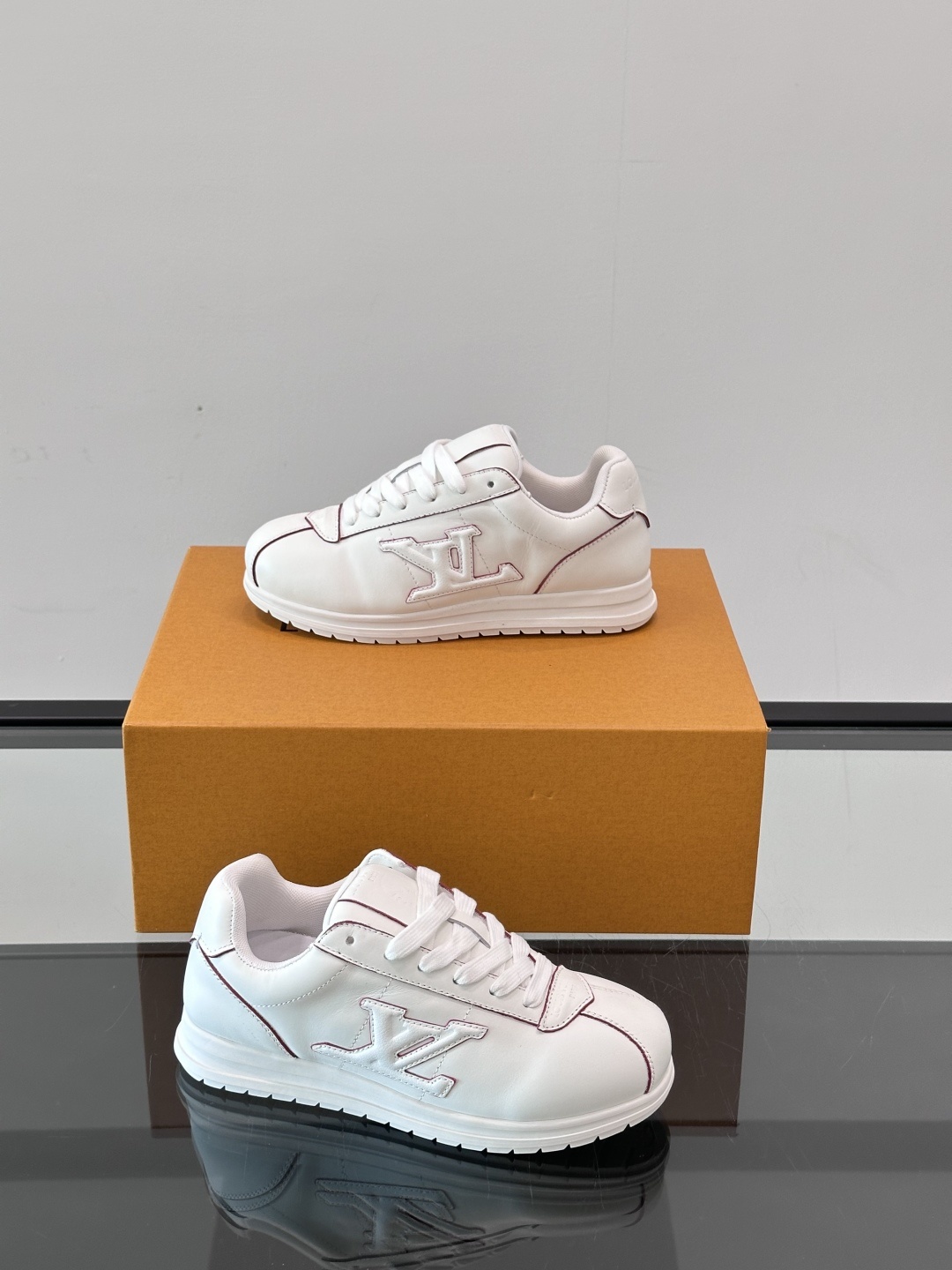 LV 🫏BUTTERSOFT运动鞋的多彩诠释结合了羊皮、LV BUTTERSOFT运动鞋的多彩诠释结合了