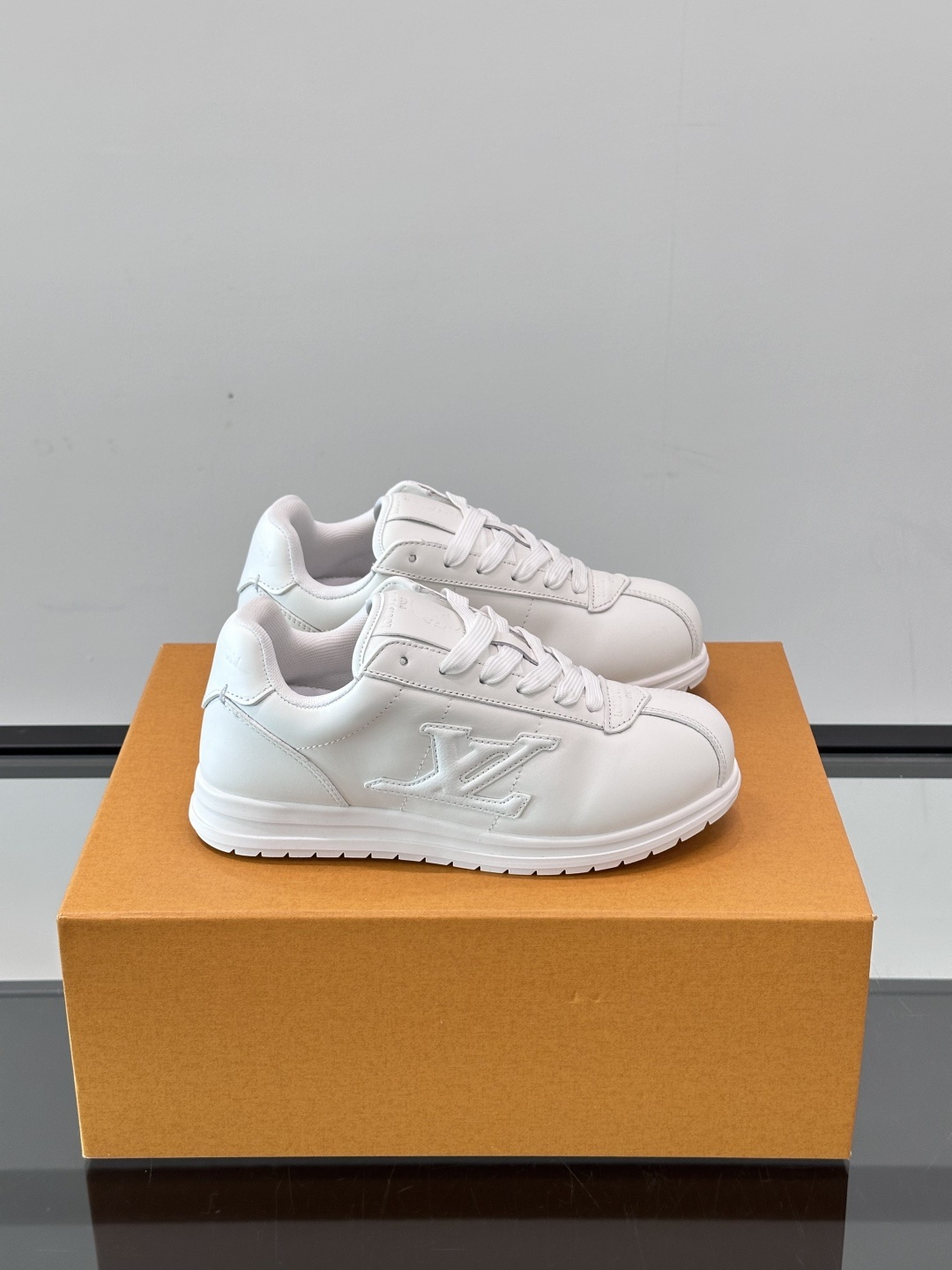 LV 🫏BUTTERSOFT运动鞋的多彩诠释结合了羊皮、LV BUTTERSOFT运动鞋的多彩诠释结合了