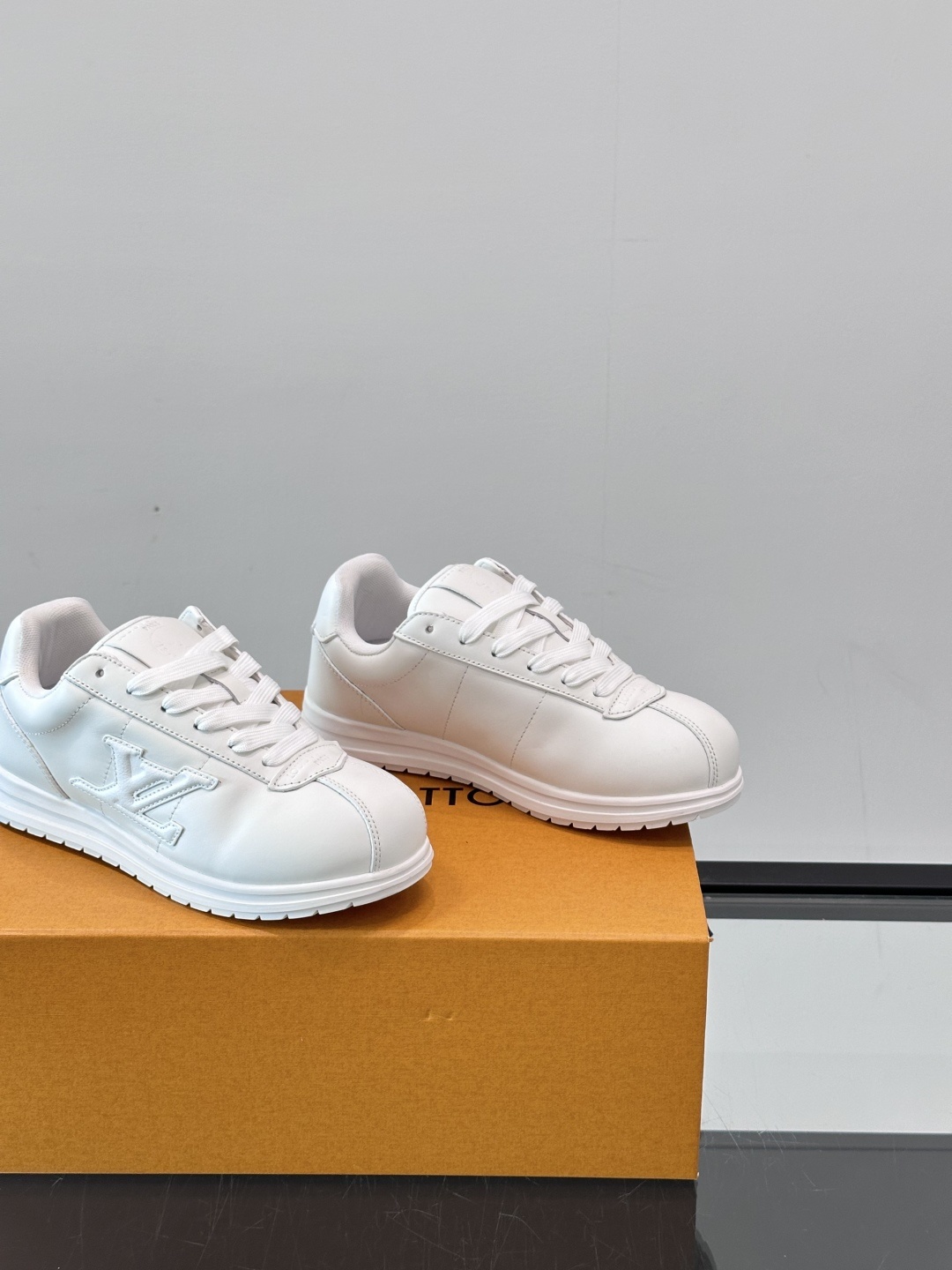LV 🫏BUTTERSOFT运动鞋的多彩诠释结合了羊皮、LV BUTTERSOFT运动鞋的多彩诠释结合了