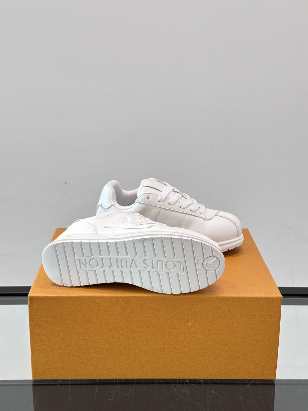 LV 🫏BUTTERSOFT运动鞋的多彩诠释结合了羊皮、LV BUTTERSOFT运动鞋的多彩诠释结合了
