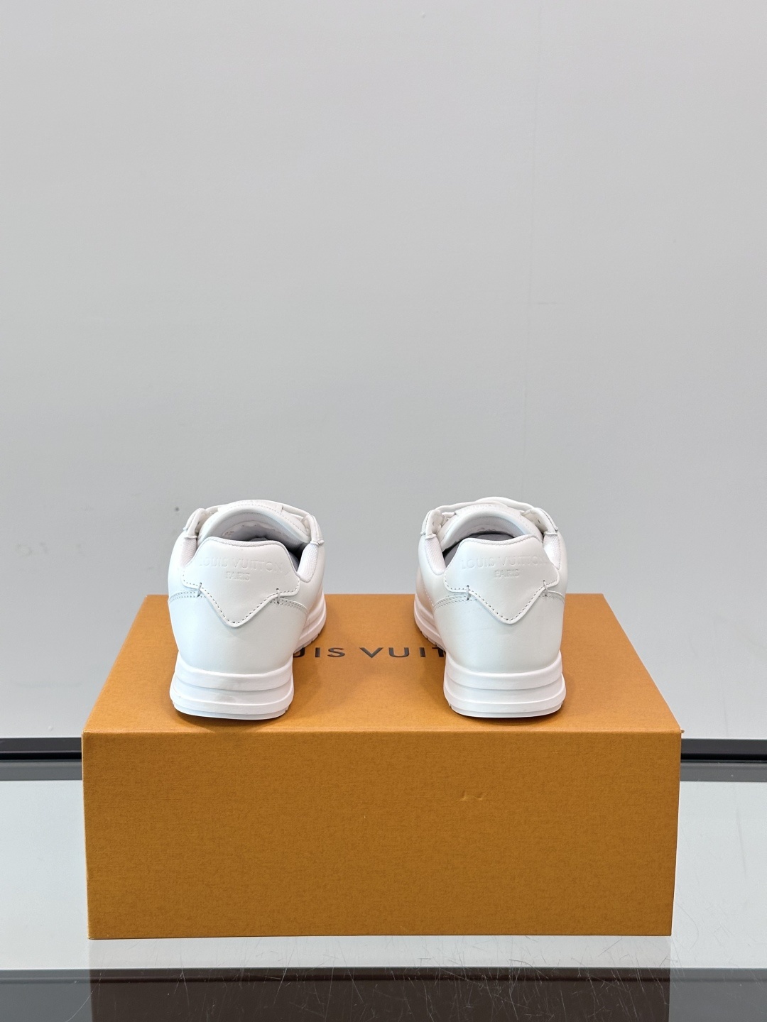 LV 🫏BUTTERSOFT运动鞋的多彩诠释结合了羊皮、LV BUTTERSOFT运动鞋的多彩诠释结合了