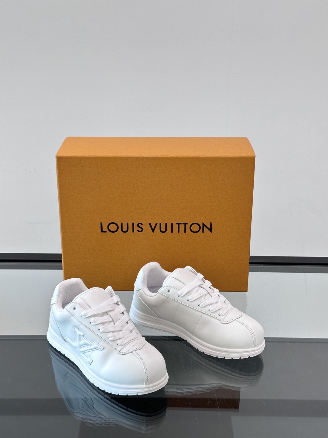 LV 🫏BUTTERSOFT运动鞋的多彩诠释结合了羊皮、LV BUTTERSOFT运动鞋的多彩诠释结合了