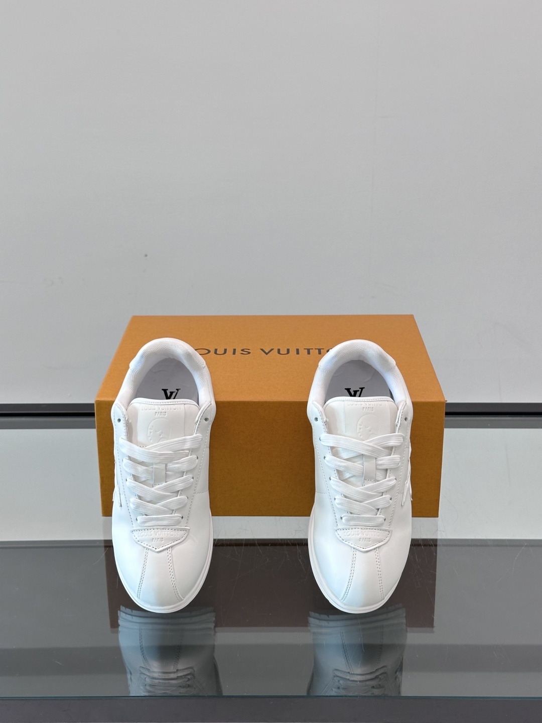 LV 🫏BUTTERSOFT运动鞋的多彩诠释结合了羊皮、LV BUTTERSOFT运动鞋的多彩诠释结合了