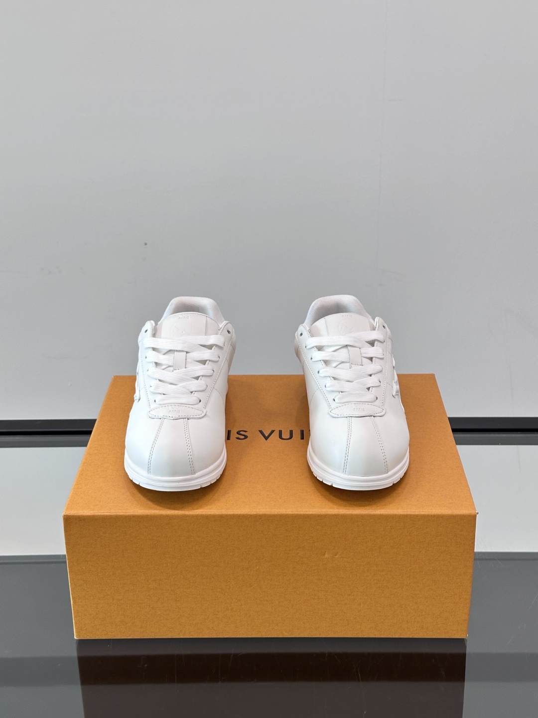 LV 🫏BUTTERSOFT运动鞋的多彩诠释结合了羊皮、LV BUTTERSOFT运动鞋的多彩诠释结合了
