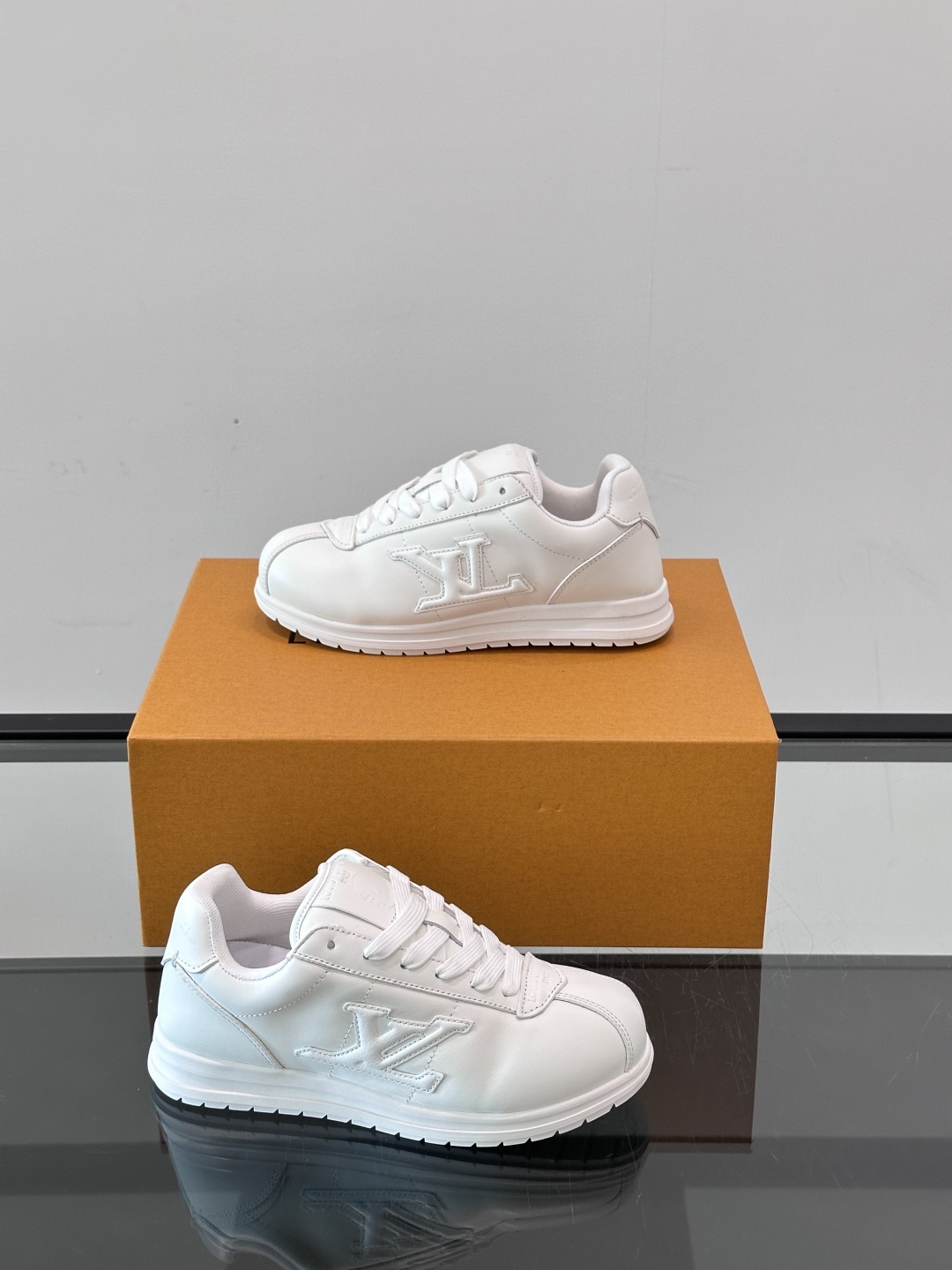 LV 🫏BUTTERSOFT运动鞋的多彩诠释结合了羊皮、LV BUTTERSOFT运动鞋的多彩诠释结合了