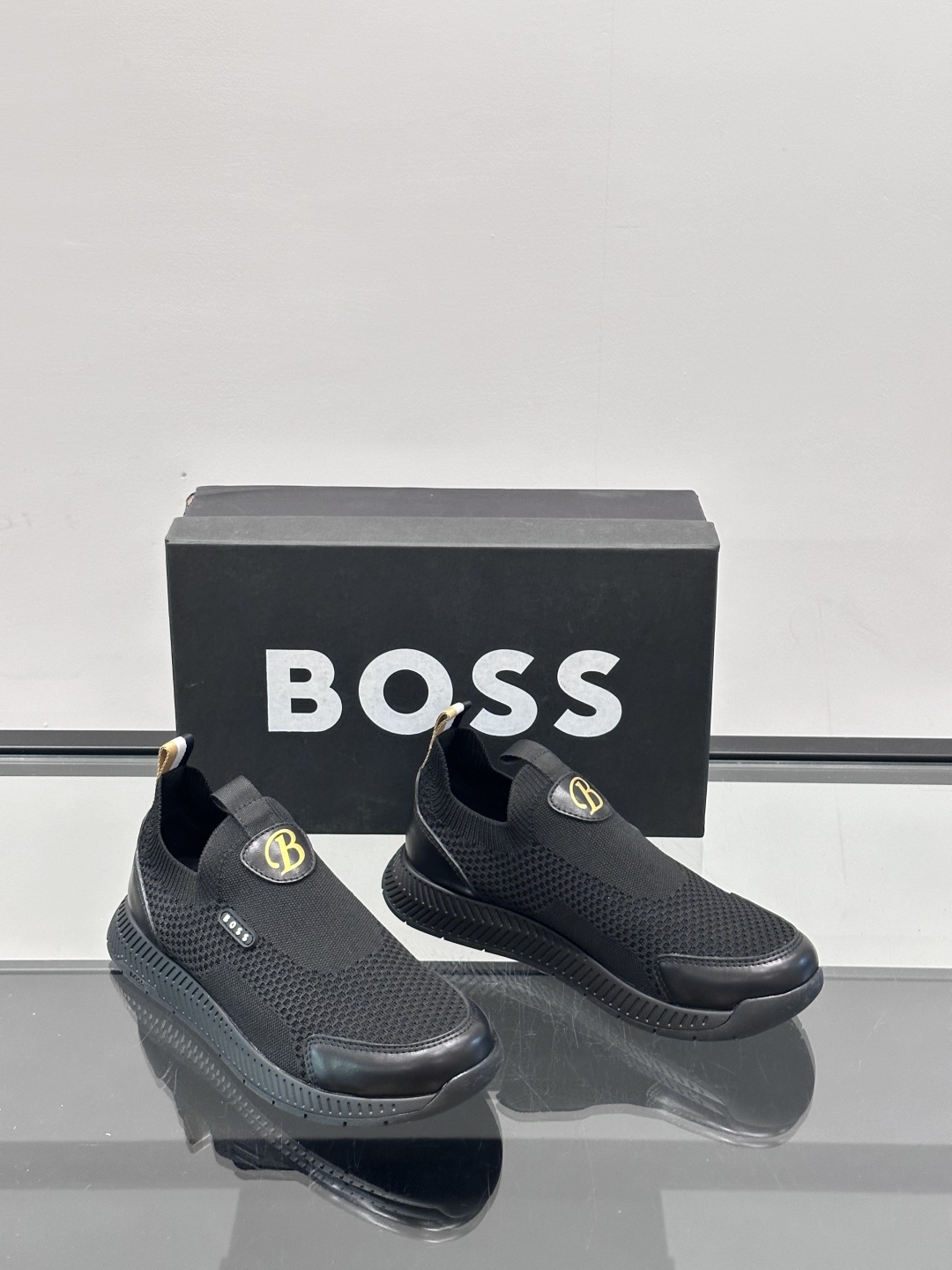 Boss男士休闲运动鞋，原版开模，进口一体飞织面料，透气不闷脚  透气纯棉内里，上脚柔软舒适  TPU大