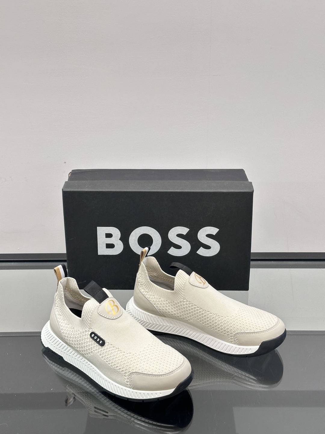 Boss男士休闲运动鞋，原版开模，进口一体飞织面料，透气不闷脚  透气纯棉内里，上脚柔软舒适  TPU大