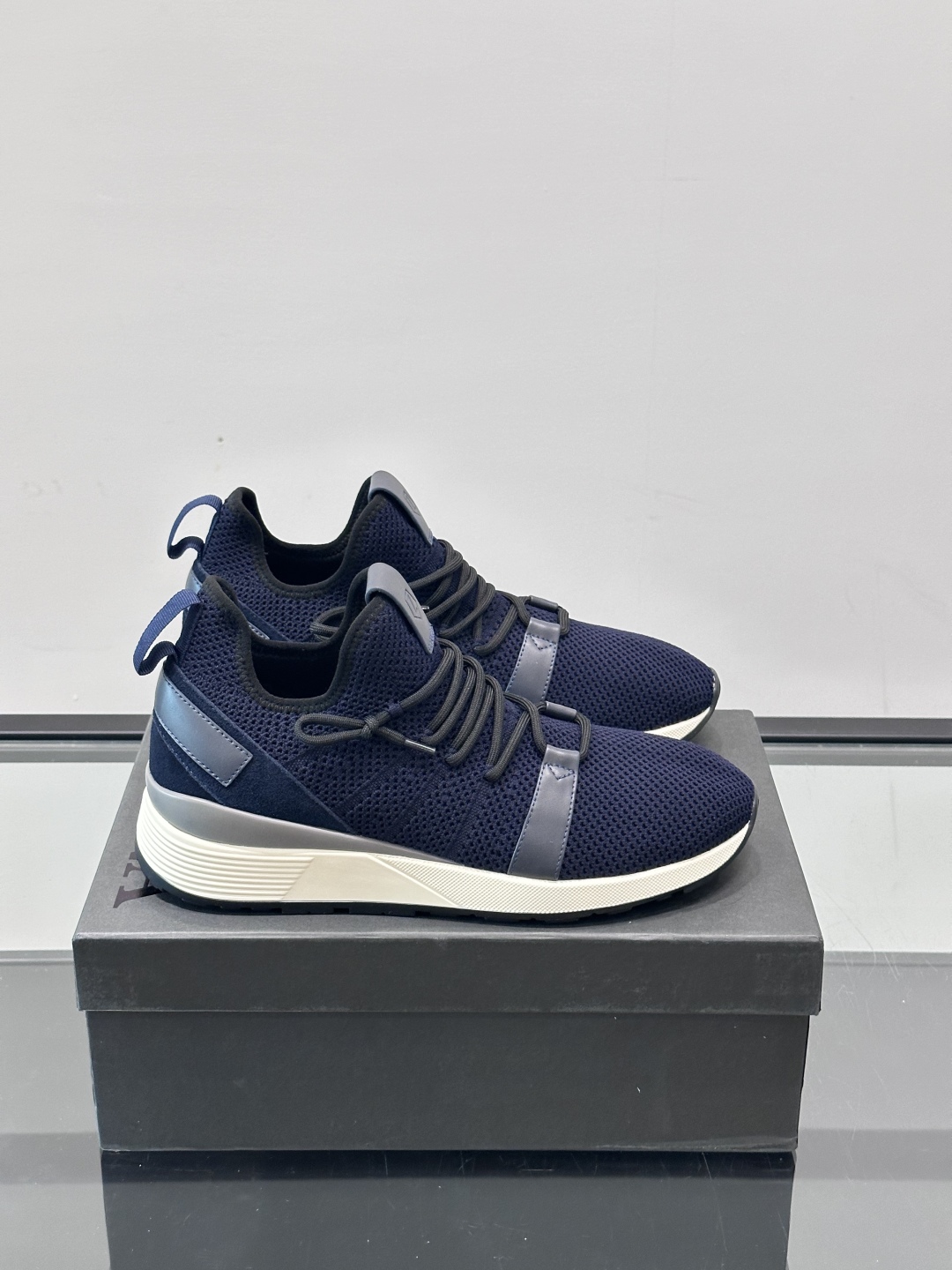 Zegna/杰尼亚全新男士休闲鞋。高定原版一致的特殊弹力针织面料，加密一体飞织面料，确保多季节的实用性和