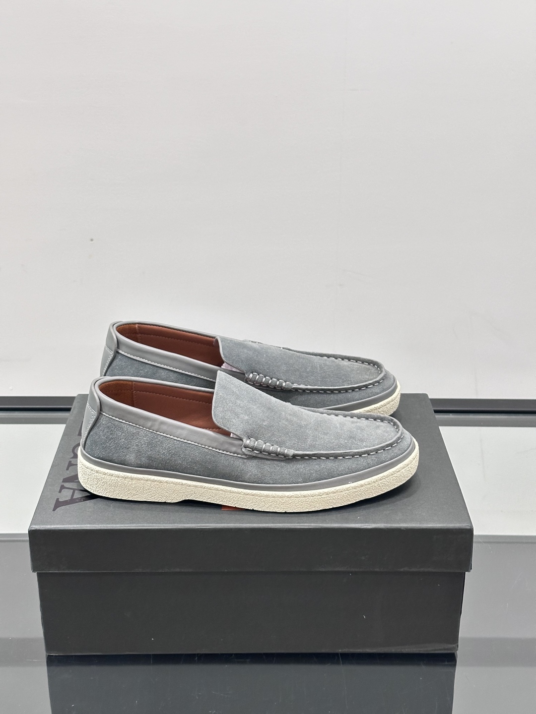 ZEGNA/杰尼亚 绒面皮经典乐福鞋，这款乐福鞋采用柔软绒面皮革制成，搭配经典橡胶中底，配以防滑耐磨轻盈