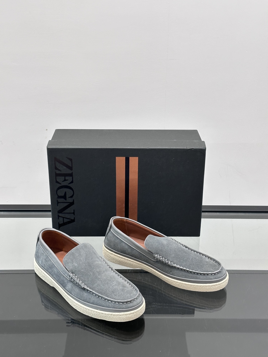 ZEGNA/杰尼亚 绒面皮经典乐福鞋，这款乐福鞋采用柔软绒面皮革制成，搭配经典橡胶中底，配以防滑耐磨轻盈