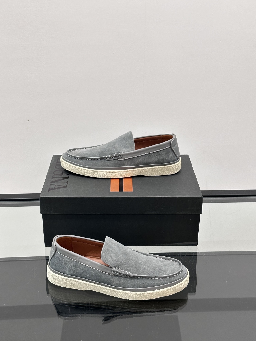 ZEGNA/杰尼亚 绒面皮经典乐福鞋，这款乐福鞋采用柔软绒面皮革制成，搭配经典橡胶中底，配以防滑耐磨轻盈
