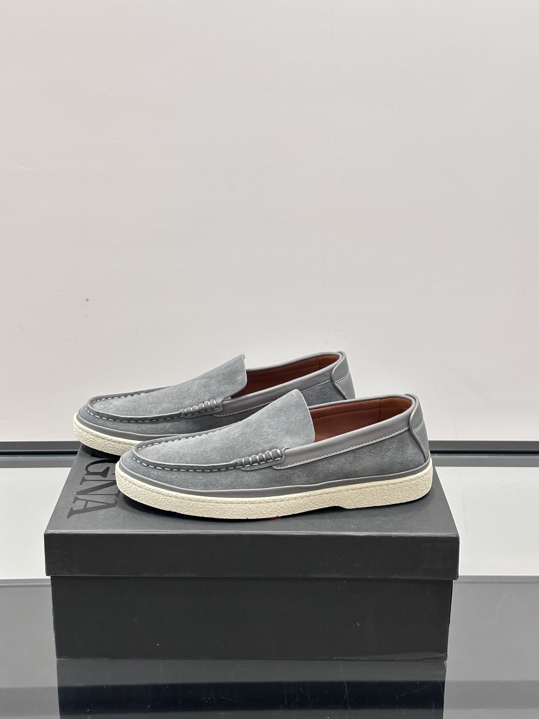 ZEGNA/杰尼亚 绒面皮经典乐福鞋，这款乐福鞋采用柔软绒面皮革制成，搭配经典橡胶中底，配以防滑耐磨轻盈