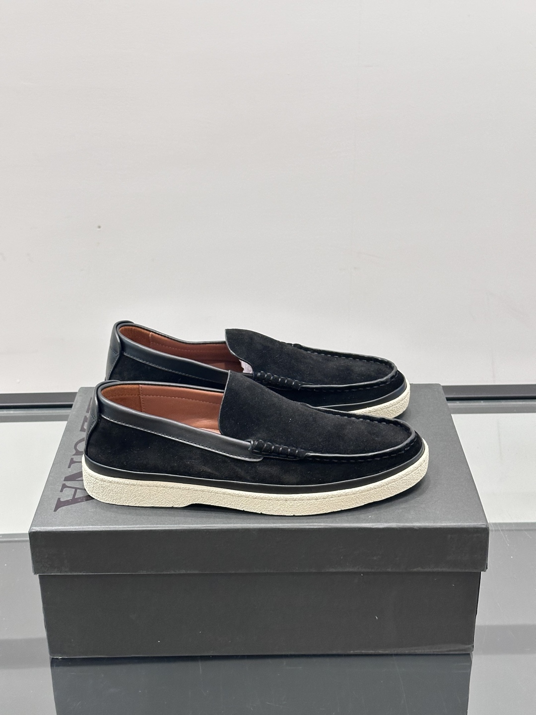 ZEGNA/杰尼亚 绒面皮经典乐福鞋，这款乐福鞋采用柔软绒面皮革制成，搭配经典橡胶中底，配以防滑耐磨轻盈