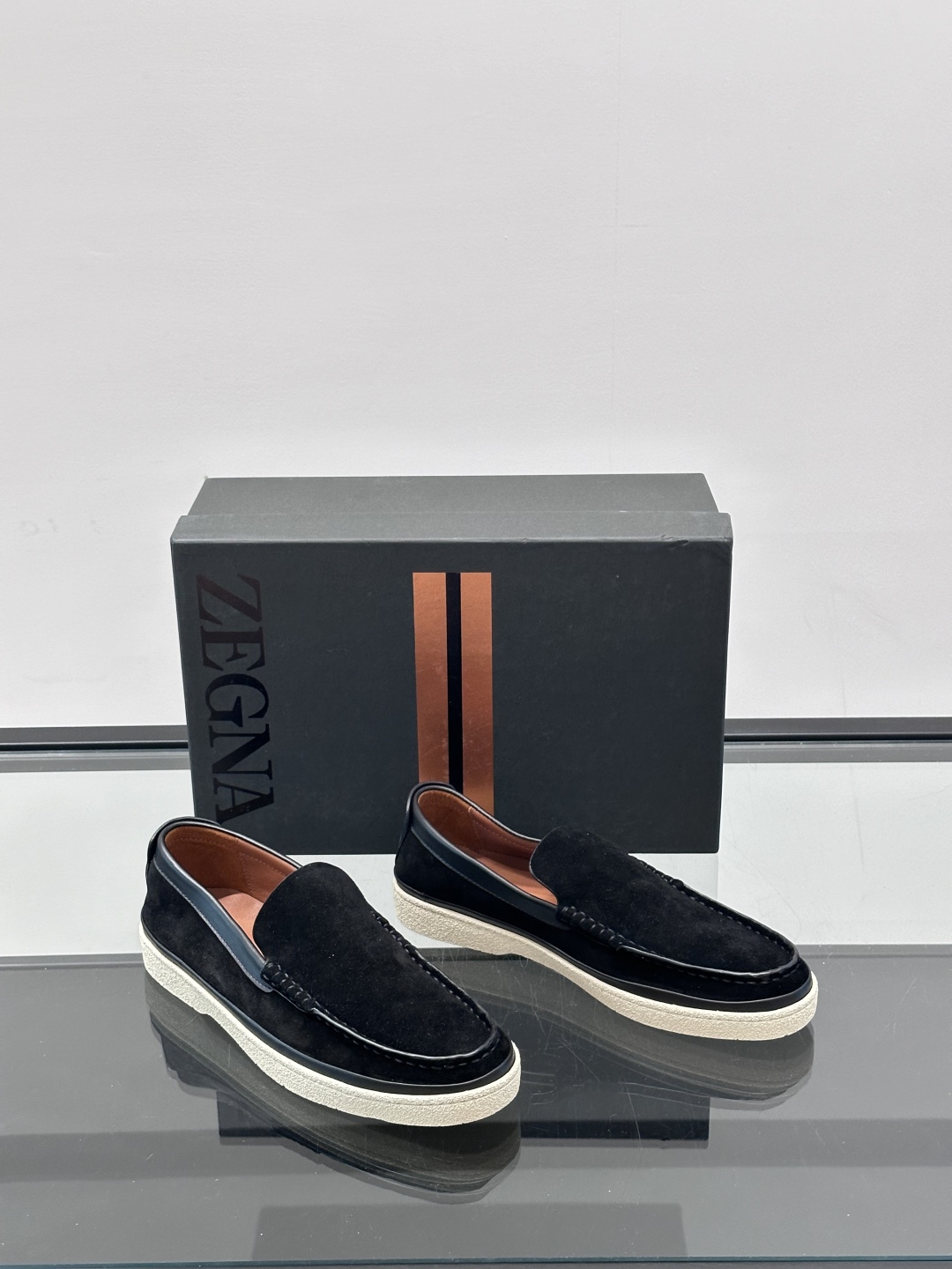 ZEGNA/杰尼亚 绒面皮经典乐福鞋，这款乐福鞋采用柔软绒面皮革制成，搭配经典橡胶中底，配以防滑耐磨轻盈