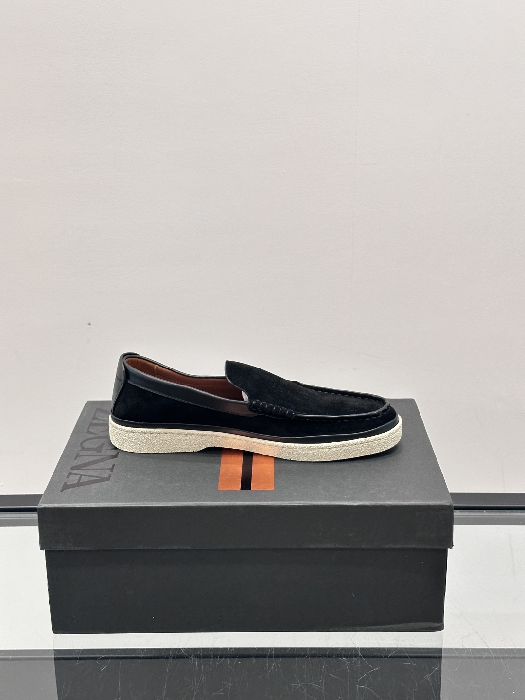 ZEGNA/杰尼亚 绒面皮经典乐福鞋，这款乐福鞋采用柔软绒面皮革制成，搭配经典橡胶中底，配以防滑耐磨轻盈