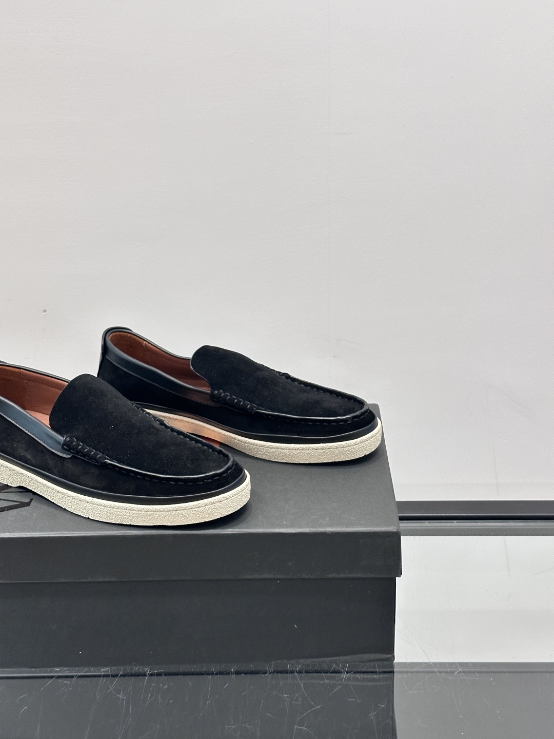 ZEGNA/杰尼亚 绒面皮经典乐福鞋，这款乐福鞋采用柔软绒面皮革制成，搭配经典橡胶中底，配以防滑耐磨轻盈
