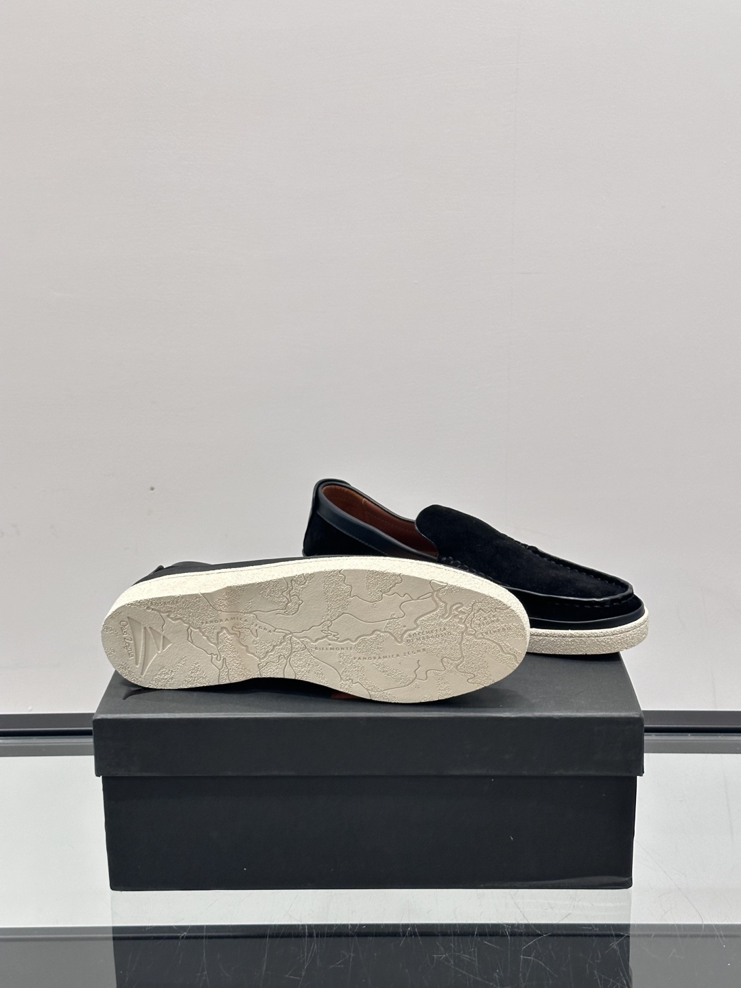 ZEGNA/杰尼亚 绒面皮经典乐福鞋，这款乐福鞋采用柔软绒面皮革制成，搭配经典橡胶中底，配以防滑耐磨轻盈