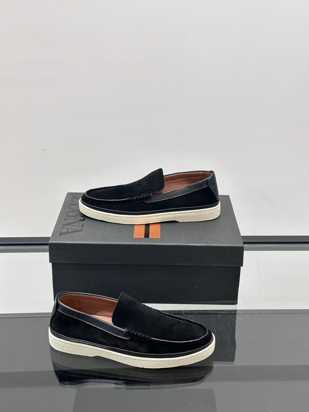 ZEGNA/杰尼亚 绒面皮经典乐福鞋，这款乐福鞋采用柔软绒面皮革制成，搭配经典橡胶中底，配以防滑耐磨轻盈