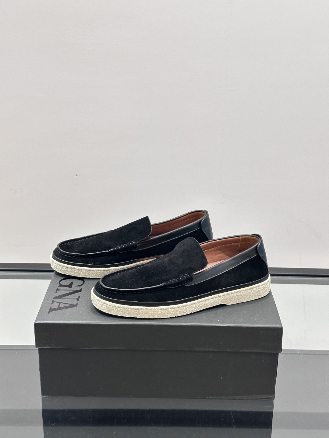 ZEGNA/杰尼亚 绒面皮经典乐福鞋，这款乐福鞋采用柔软绒面皮革制成，搭配经典橡胶中底，配以防滑耐磨轻盈