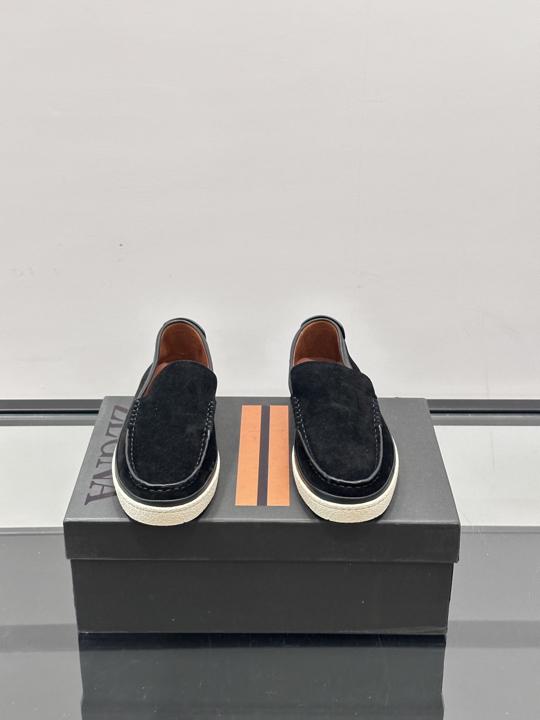 ZEGNA/杰尼亚 绒面皮经典乐福鞋，这款乐福鞋采用柔软绒面皮革制成，搭配经典橡胶中底，配以防滑耐磨轻盈