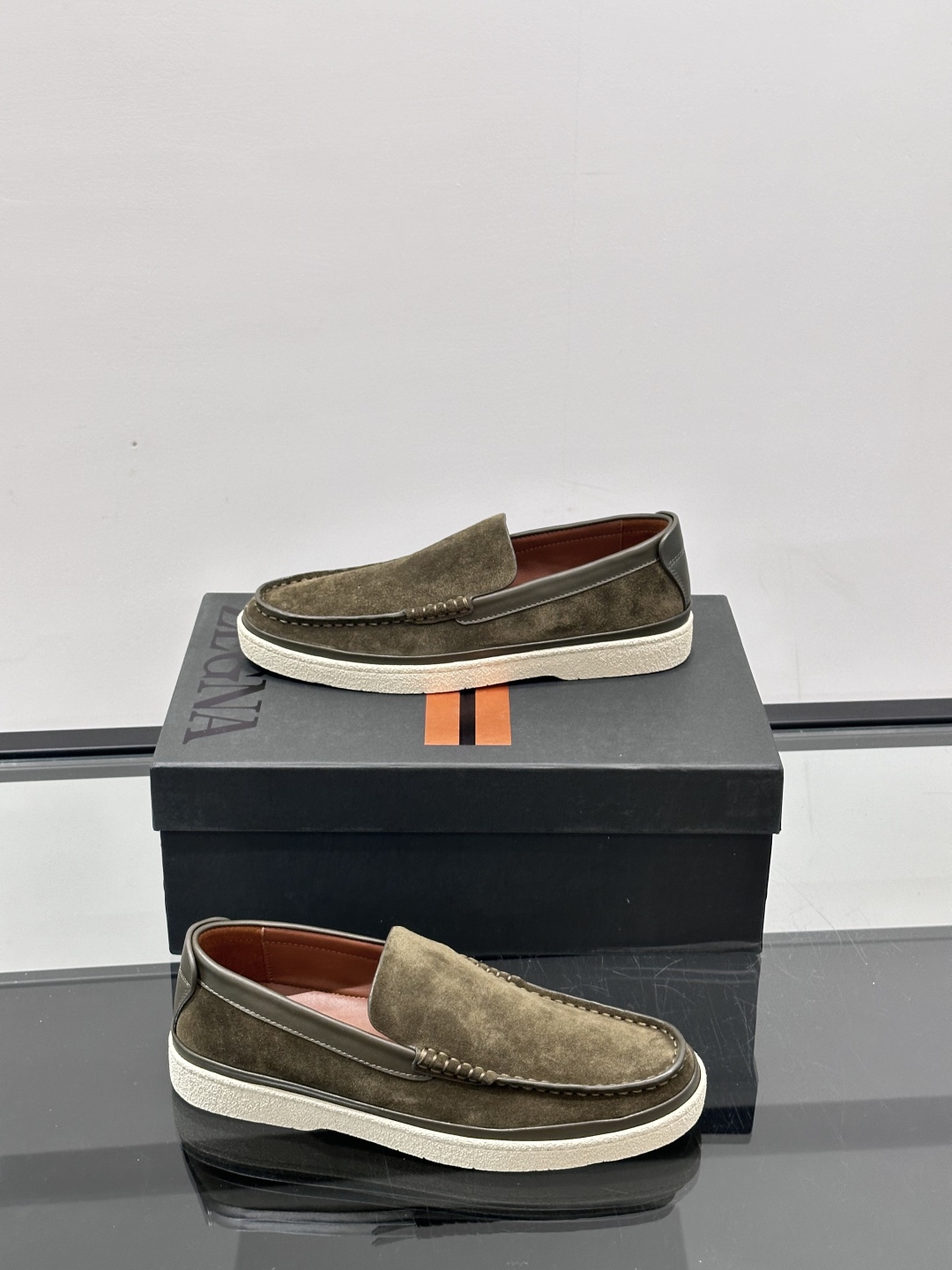 ZEGNA/杰尼亚 绒面皮经典乐福鞋，这款乐福鞋采用柔软绒面皮革制成，搭配经典橡胶中底，配以防滑耐磨轻盈