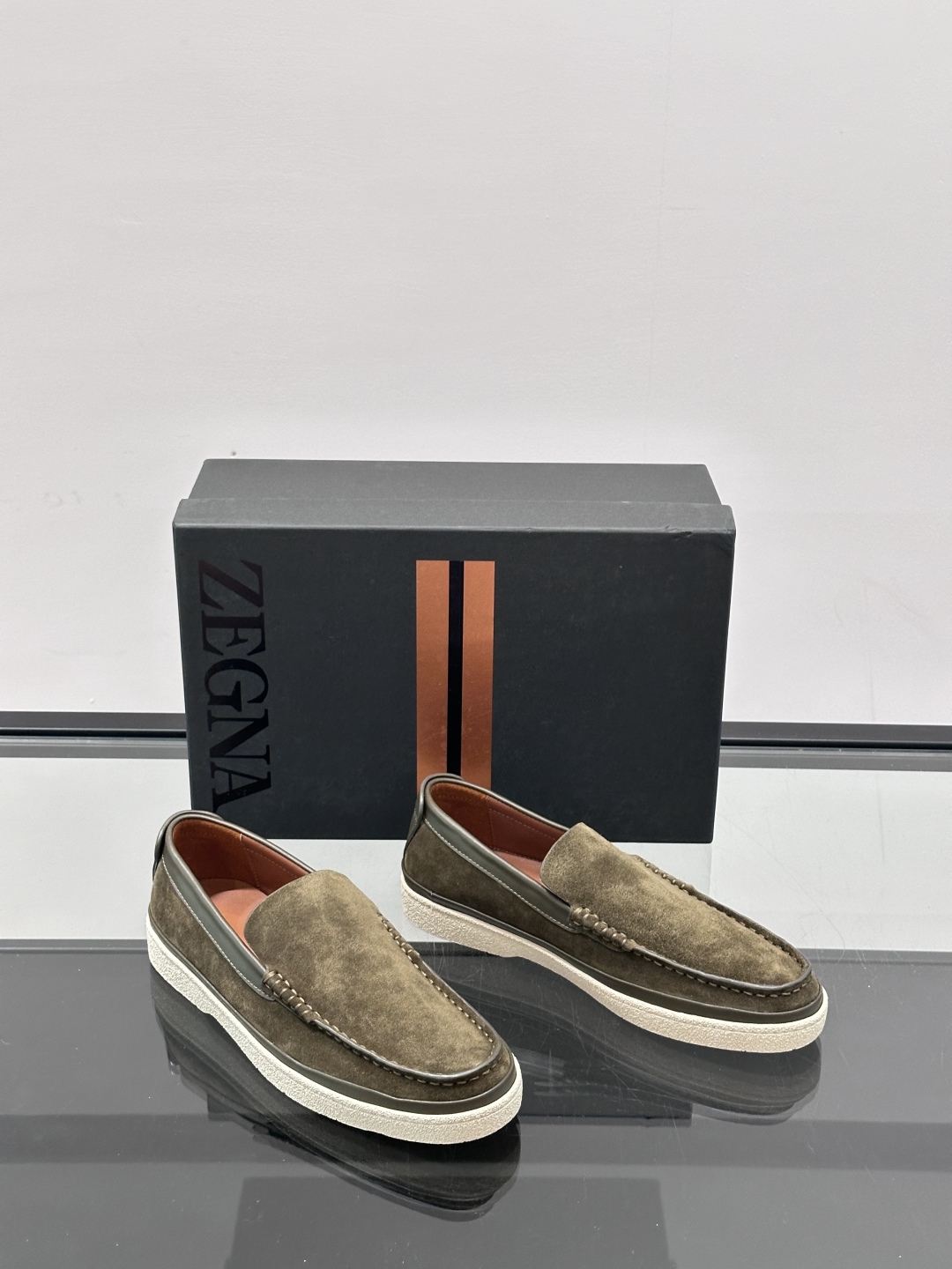 ZEGNA/杰尼亚 绒面皮经典乐福鞋，这款乐福鞋采用柔软绒面皮革制成，搭配经典橡胶中底，配以防滑耐磨轻盈