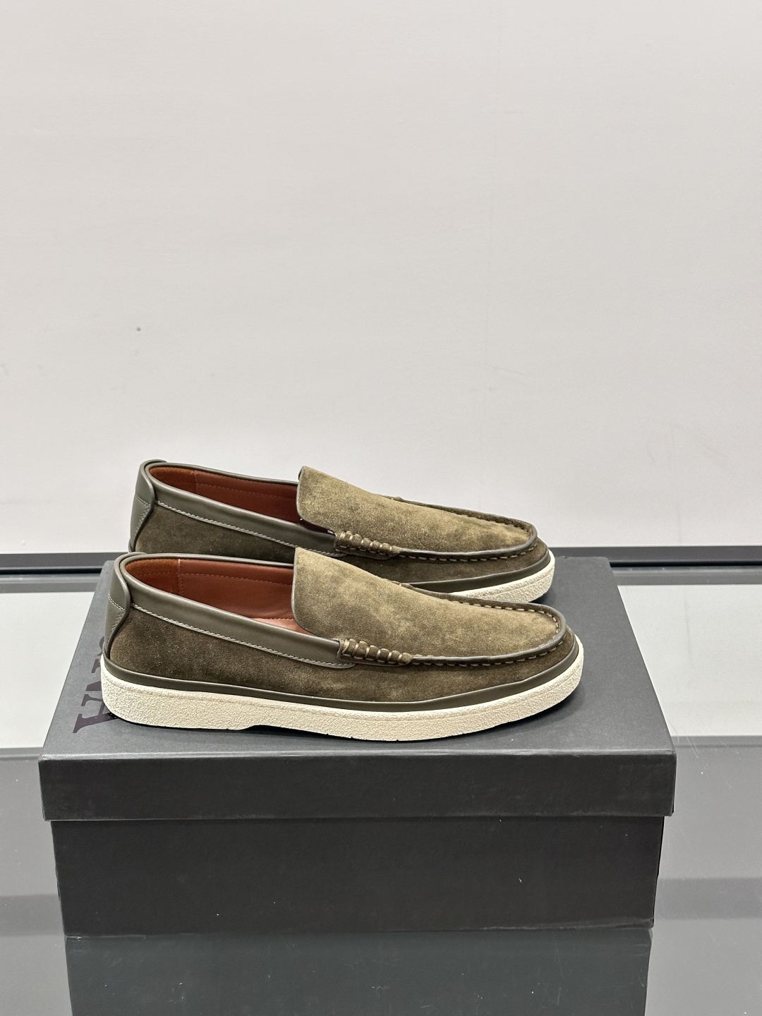 ZEGNA/杰尼亚 绒面皮经典乐福鞋，这款乐福鞋采用柔软绒面皮革制成，搭配经典橡胶中底，配以防滑耐磨轻盈
